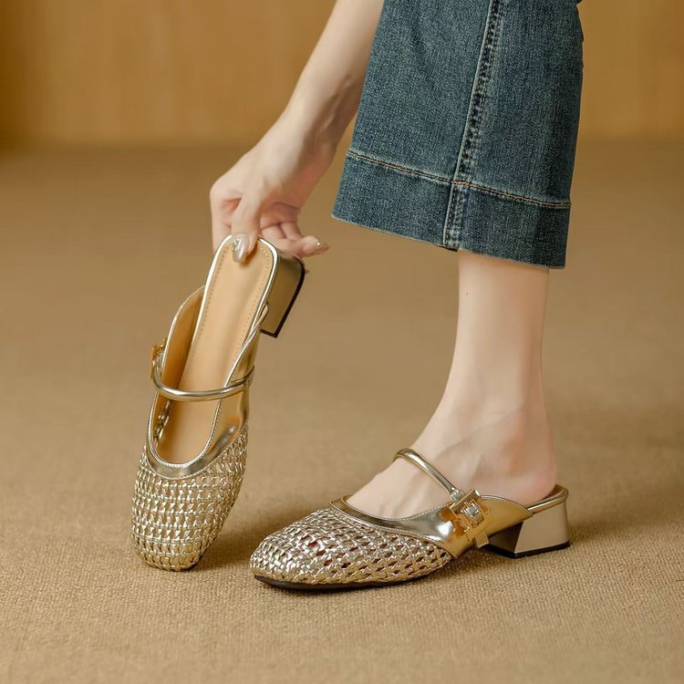 Cabeza cuadrada explosiva francesa tacones altos zapatillas frías 2026 con sandalias casuales de moda agujeradas para mujeres