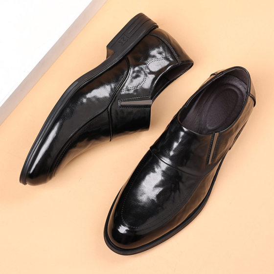 2024 Spring and Autumn New Men's Business Dress Leather Shoes Men's Hand Grab Pattern Fashion Carved Pointed Wedding Leather Shoes 800