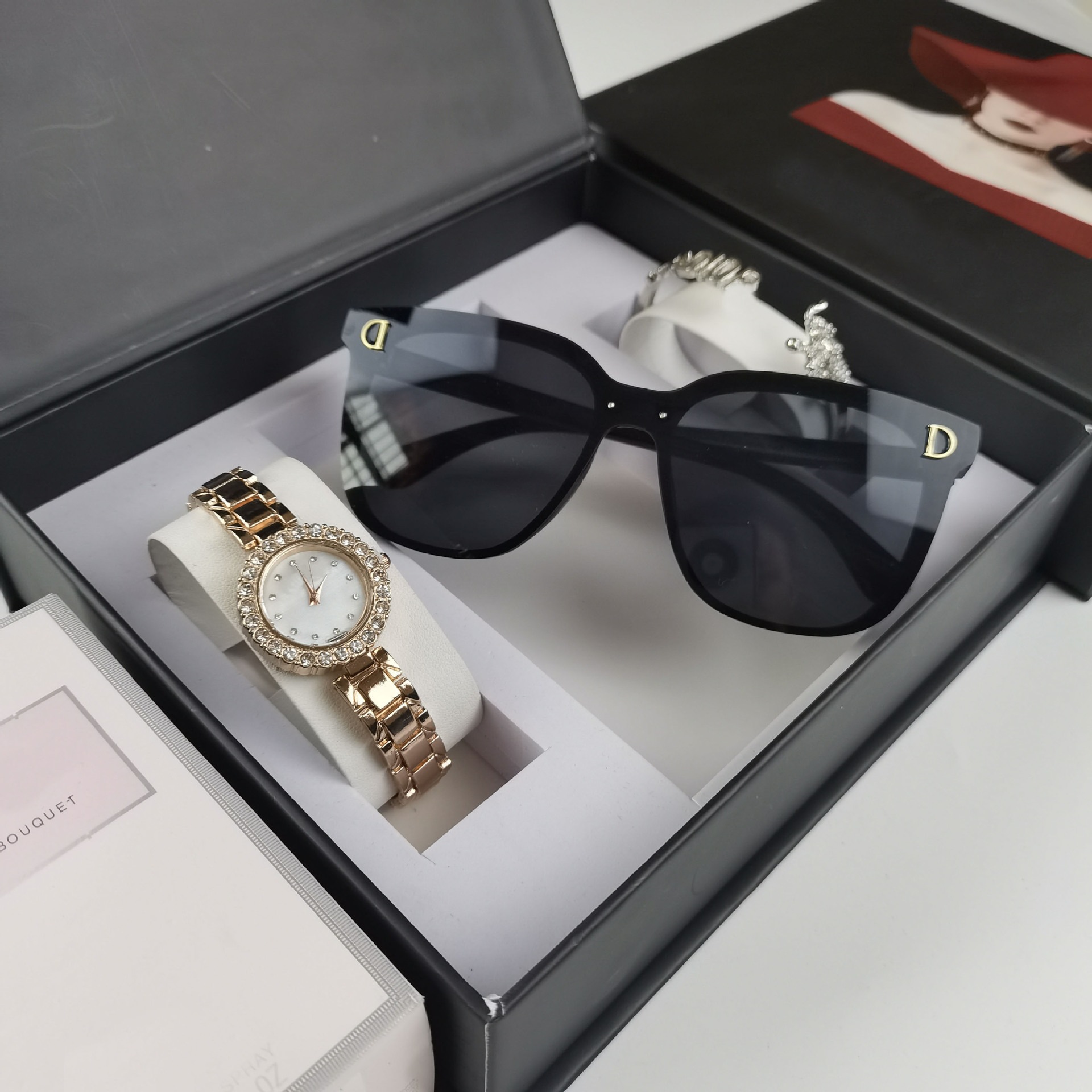 Eyeglass set D small round gold watch