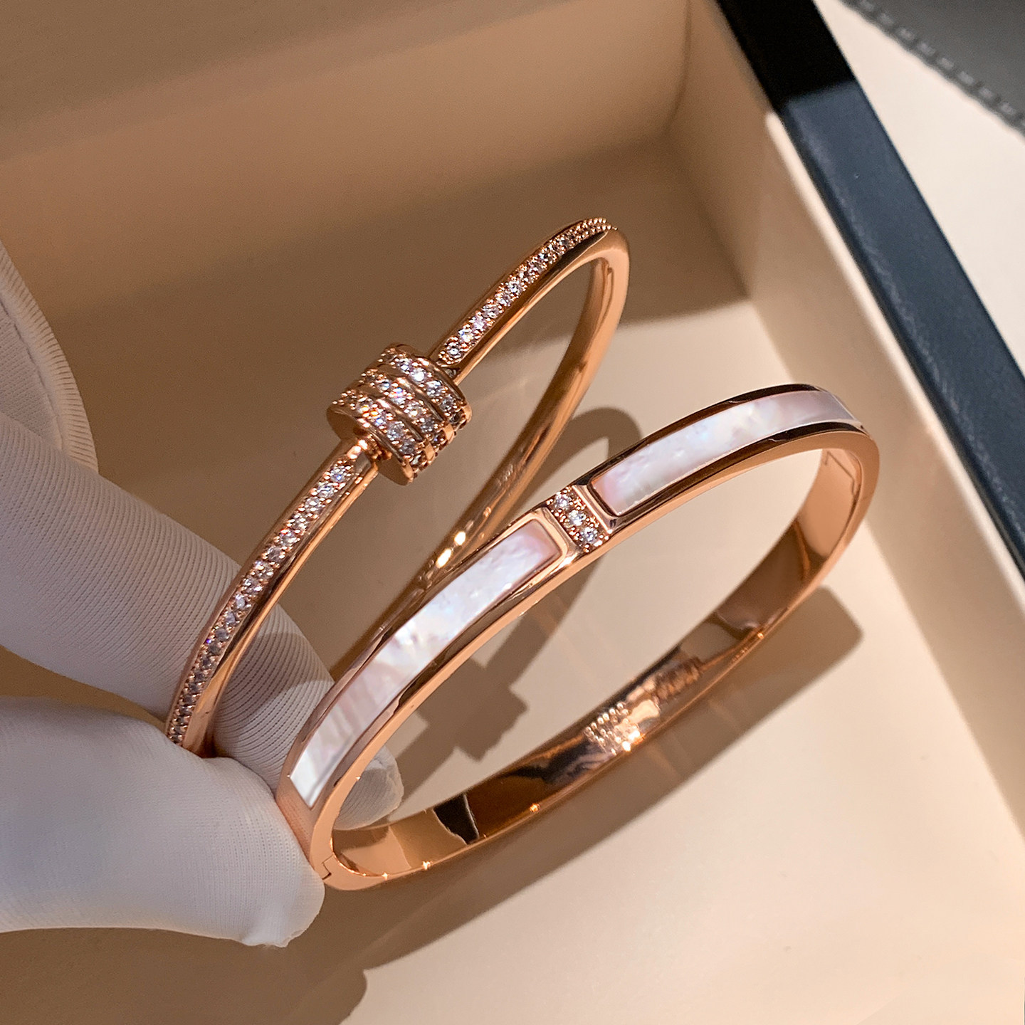 Brazalete de oro y plata rosa de fritillaria natural para mujeres 2026 nuevo nicho de lujo ligero y exquisito accesorios de pulseras superpuestas image 1