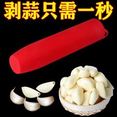 手動でニンニクの皮をむいて皮をむいてニンニクの器をこすります。
