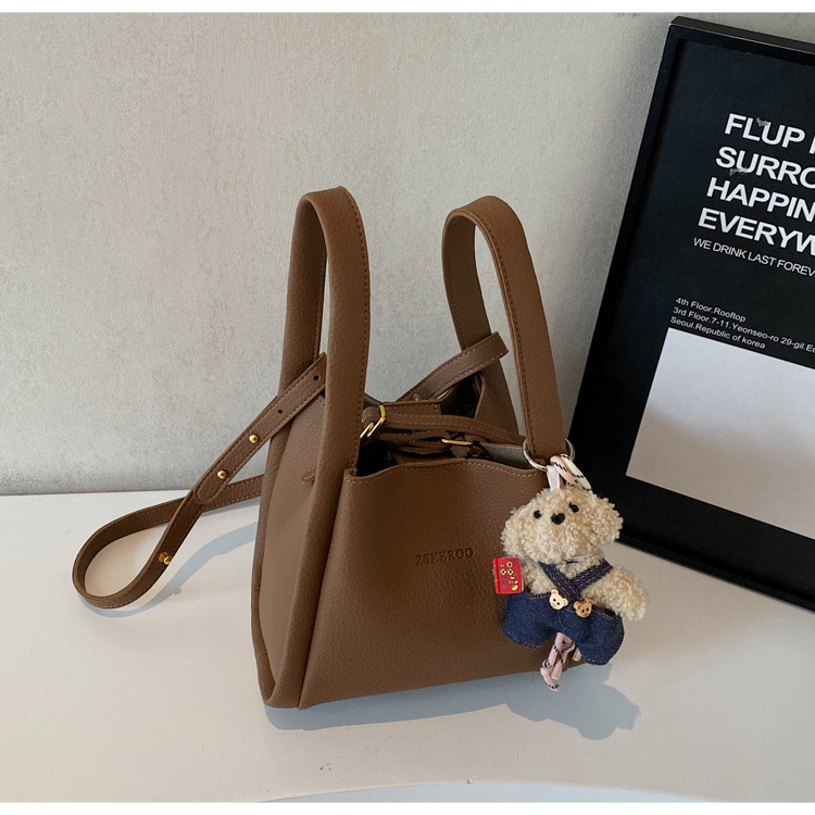 This year's popular bags for ladies are the 2025 new Korean-style simple and versatile crossbody bag and the retro commuting hand-held bucket bag undefined