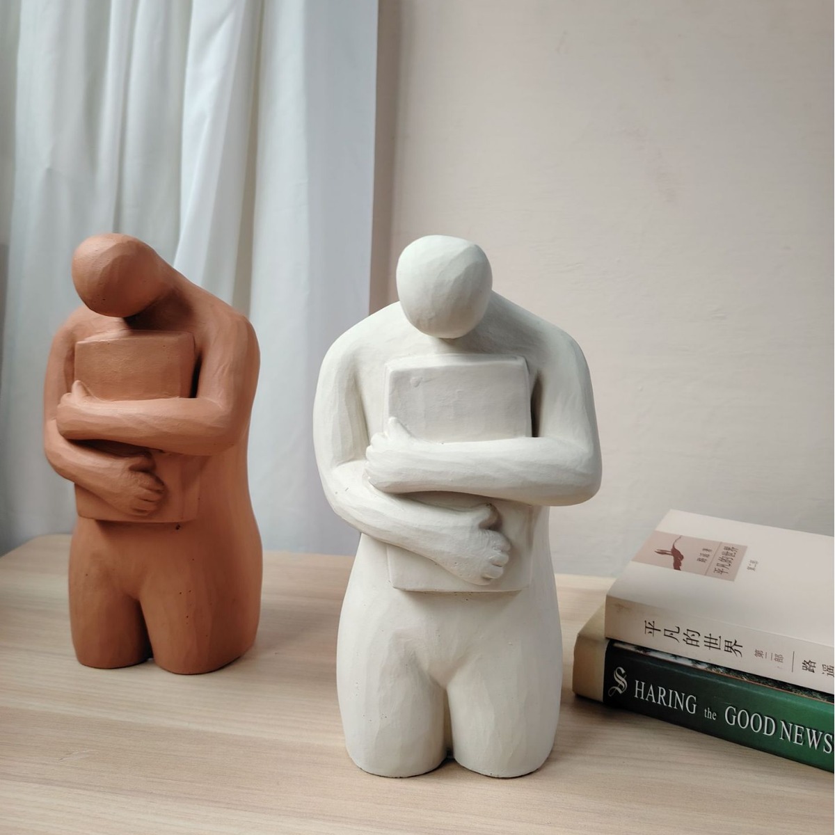 北欧现代水泥人物摆件高级感小众创意书立客厅书柜家居饰品