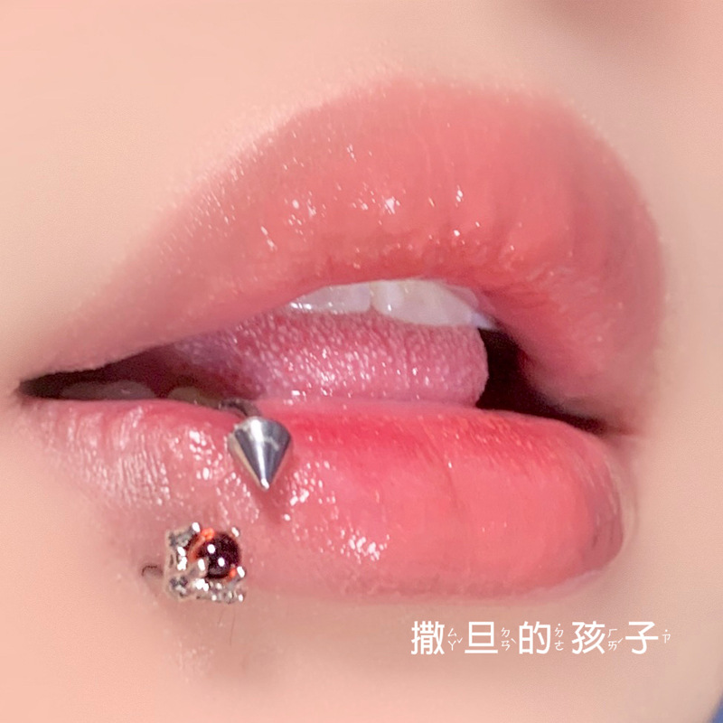 16G labret stud size and finish detail