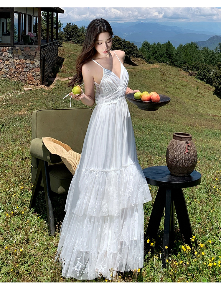 Boho-Urlaub: Weißes Maxikleid mit Spitzenbesatz und offenem Rücken – ein Kleid aus weißem Spitzen-Patchwork_voghion.com