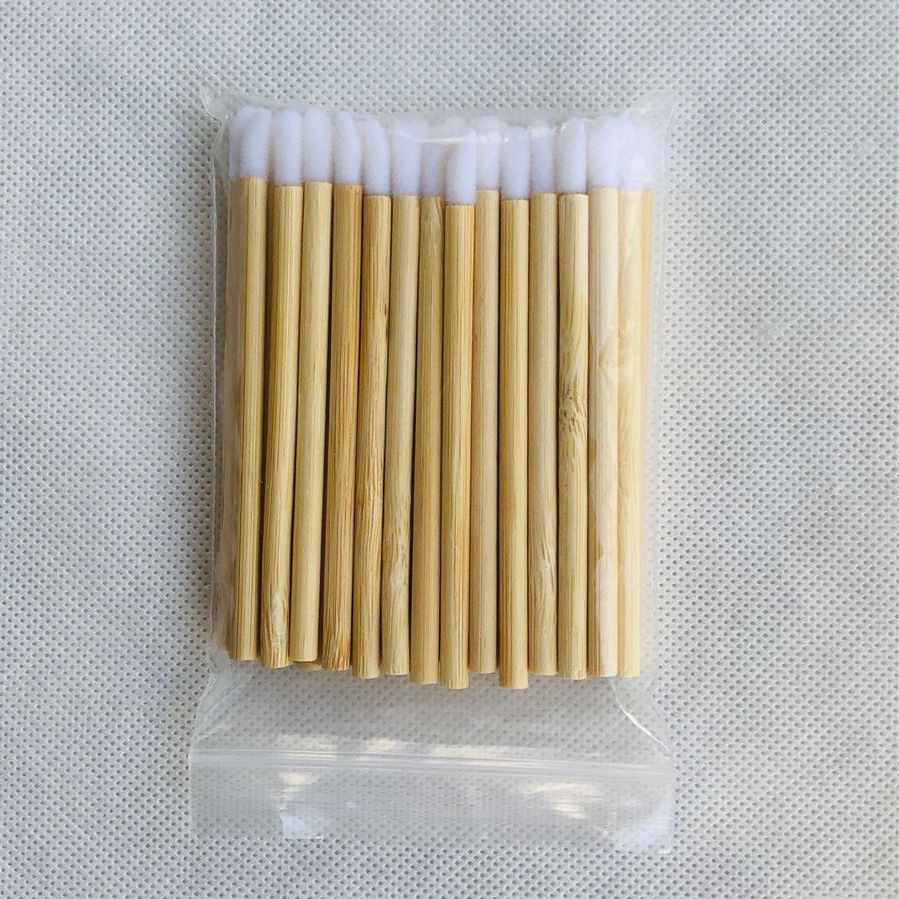 Fábrica venta al por mayor cepillo de labios desechables mango de bambú cepillo de labios flocado cepillo de labios cepillo de brillo de labios 50 piezas un paquete