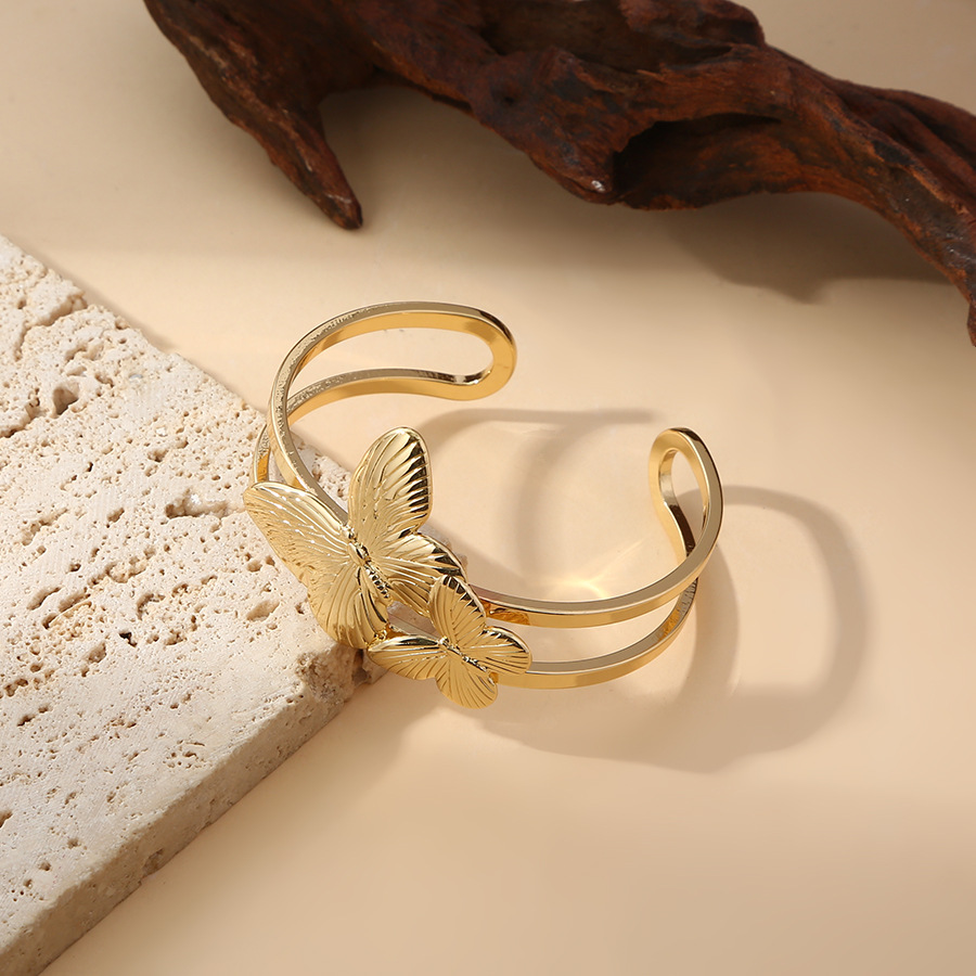 Diseño de nicho transfronterizo de mariposa de cobre chapado en oro real no se desvanece pulsera abierta temperamento versátil de alta calidad mujer