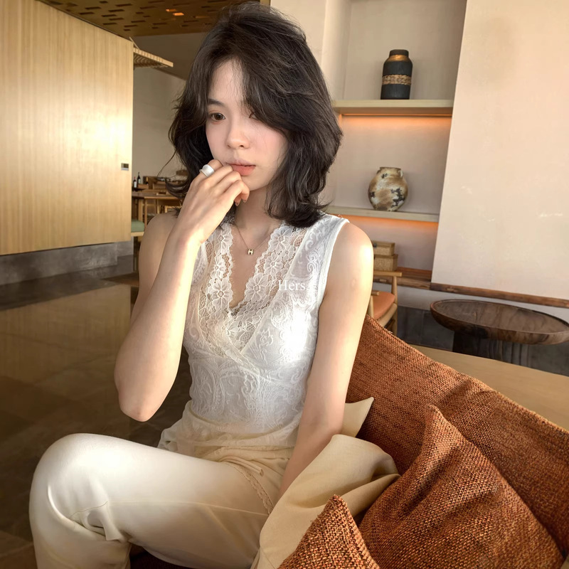 Hers Korean-Style Sweet and Sexy Lace V-Neck Tank Top for Women, Slim Fit, Versatile Base Layer Top