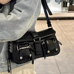 テクスチャードトレンディホットガール脇の下バゲットバッグ女性のための 2025 新しいニッチデザインオートバイバッグ多用途ショルダークロスボディバッグ