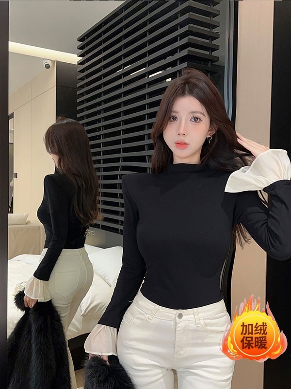 半高襟の中に毛磨きの底のシャツの女性の秋冬の黒い長袖のtシャツのラッパの袖とベルベットの厚い上着を掛けます。|undefined