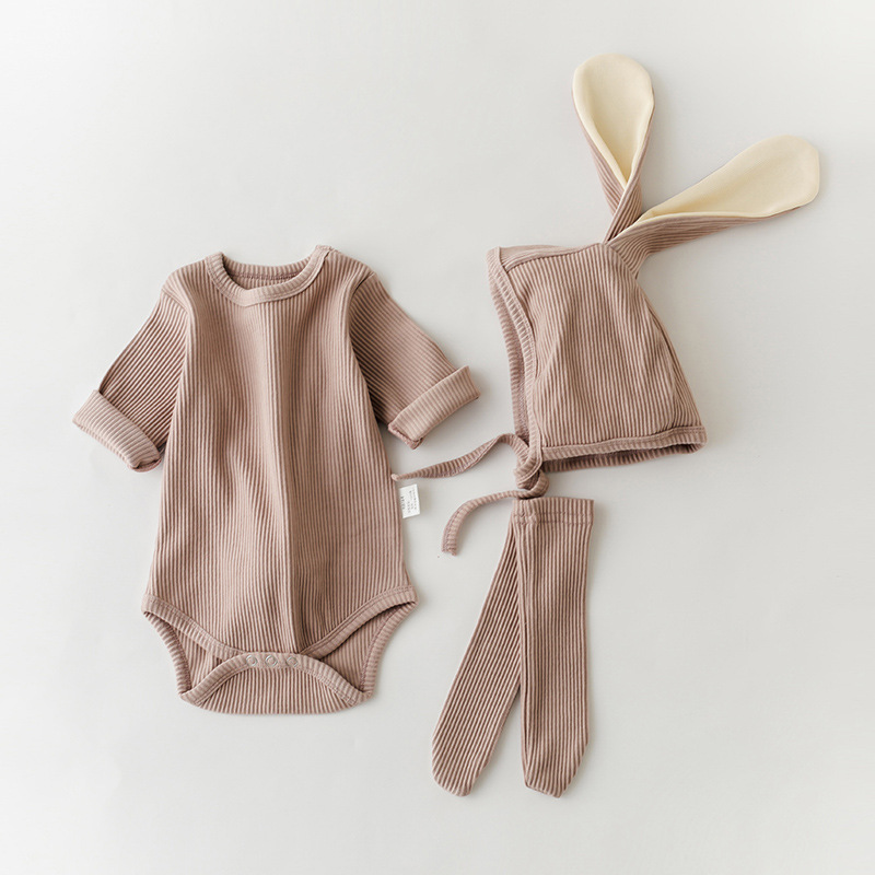 카키 옷 + 모자 + 양말