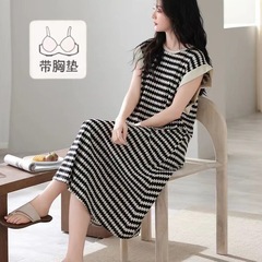 女性用胸パッド付きの新しいスタイルのナイトガウン、夏の純綿のノースリーブベスト、大きいサイズのロングストライプのパジャマ、屋外で着用できるホームウェア
