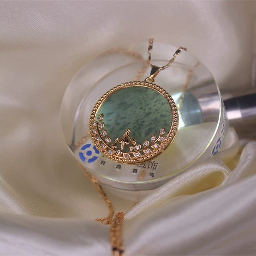 Accessory, organic emerald replica, necklace, pendant, 18 carat, with snowflakes