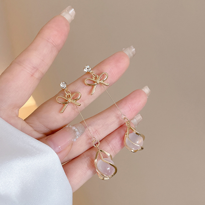 Pendientes transfronterizos, pendientes de metal de alta calidad, pendientes de 2025 nuevos pernos de moda, temperamento ligero y lujoso, pendientes de atmósfera