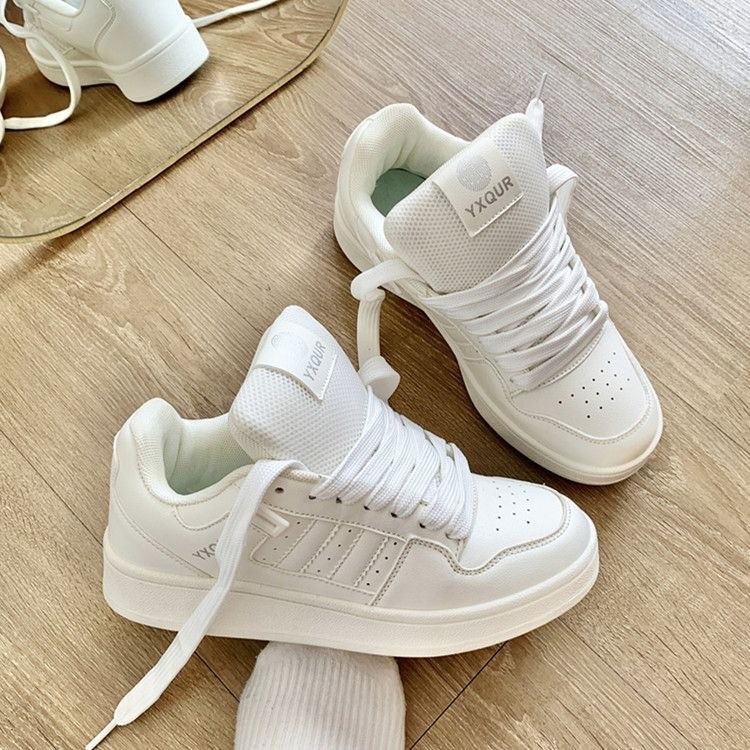 2026 primavera y otoño nuevos zapatos casuales transpirables con suela gruesa aumentada zapatos de pan de estudiantes zapatos deportivos blancos pequeños