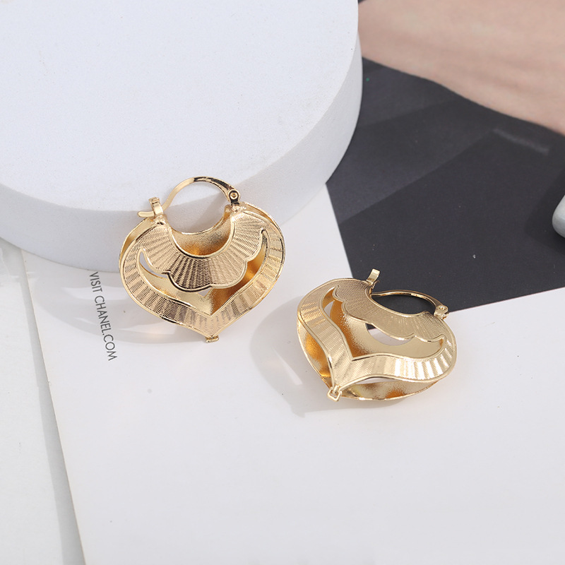 Copper Heart-shaped Hollow Stud Earrings Simple Fashion Lace Design