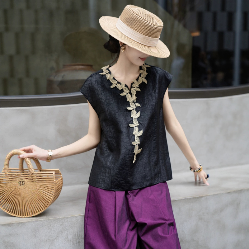 Luxurious New Chinese-Style Xiangyun Silk V-Neck Shirt with Intricate Gold Leaf Design, 2026 Summer Collection, Urban Chic Blouse for Women Luxurious New Chinese-Style Xiangyun Silk V-Neck Shirt with Intricate Gold Leaf Design, 2026 Summer Collection, Urban Chic Blouse for Women