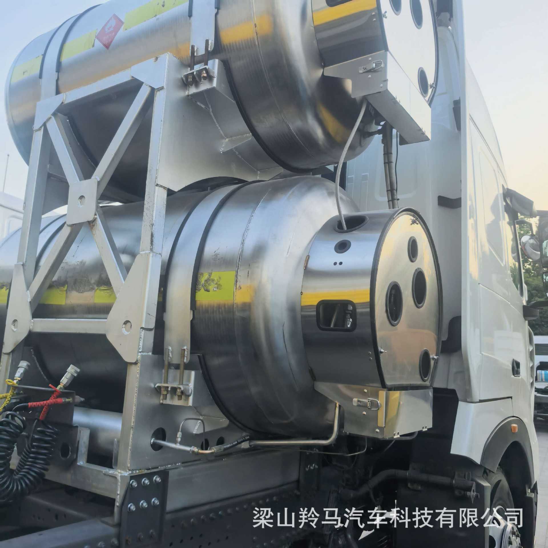 Supply of Sinotruk heavy-duty truck HOWO tractor head, semi-trailer heavy-duty trailer HOWOT7H, dual-drive tractor head
