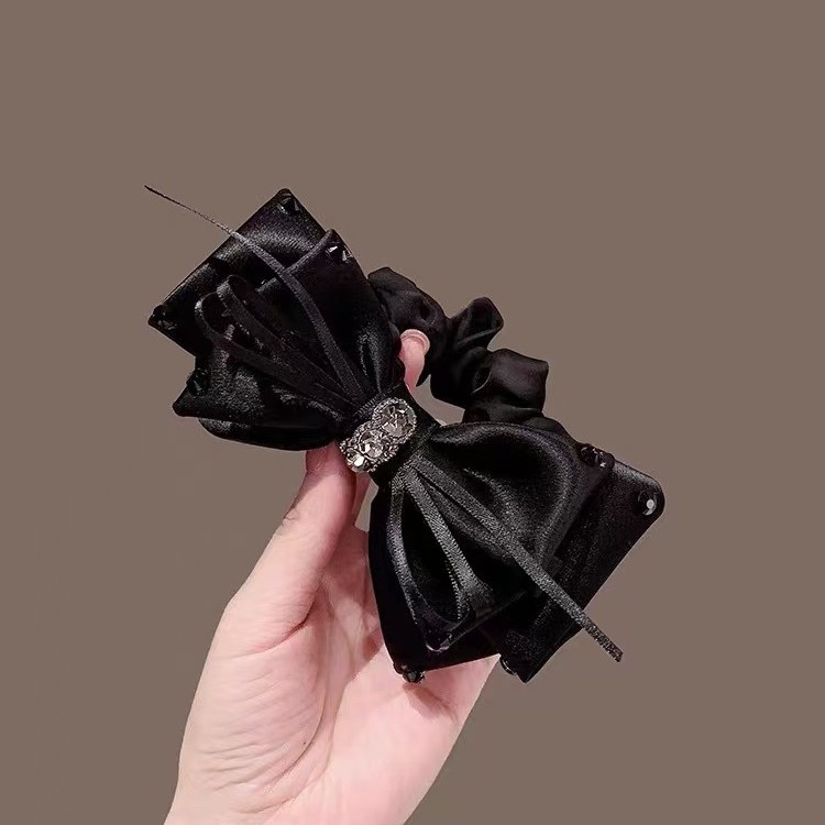 Elegant hårsnodd i satin med rosett för lyxig hästsvans_voghion.com
