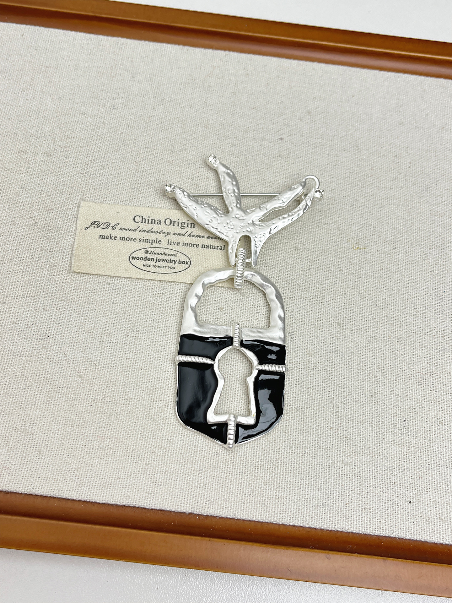 French-Style Vintage Niche Design Enamel Keyhole Chain Tassel Brooch with Unique Personality and Elegant Style