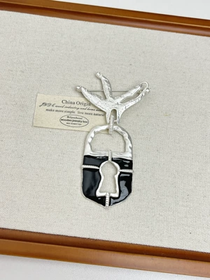 Brooch with Unique Personality – Yaxa sancaqları - silver-keyhole-brooch-xz0022