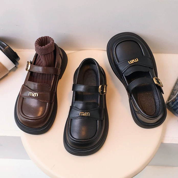 Корейская версия 2025 весна-осень новые детские туфли для девочек, мягкие лоферы, модные трендовые лоферы для девочек.