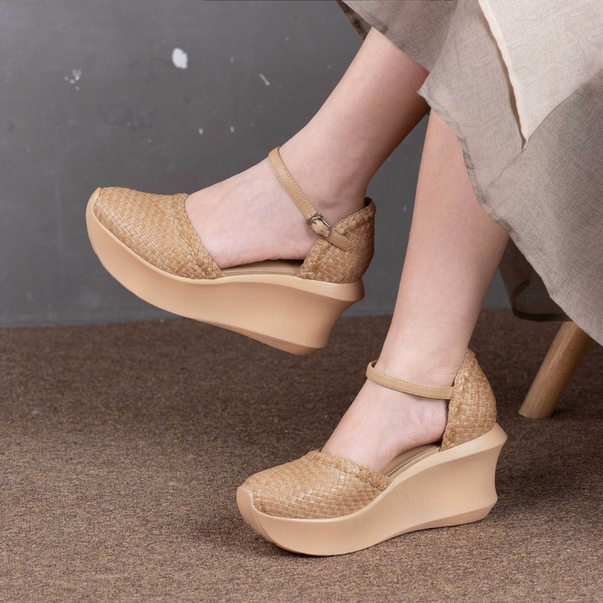 Yozgi retro yengil tola qo'l to'qilgan haqiqiy charm platforma sandal