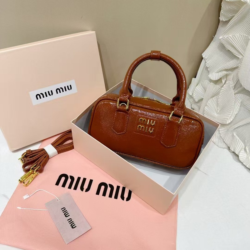 MIU Miaojia 25 新しいオイルワックスレザーブリーフケーススター同じスタイルのポータブルショルダークラシック通勤多用途クロスボディバッグ|undefined