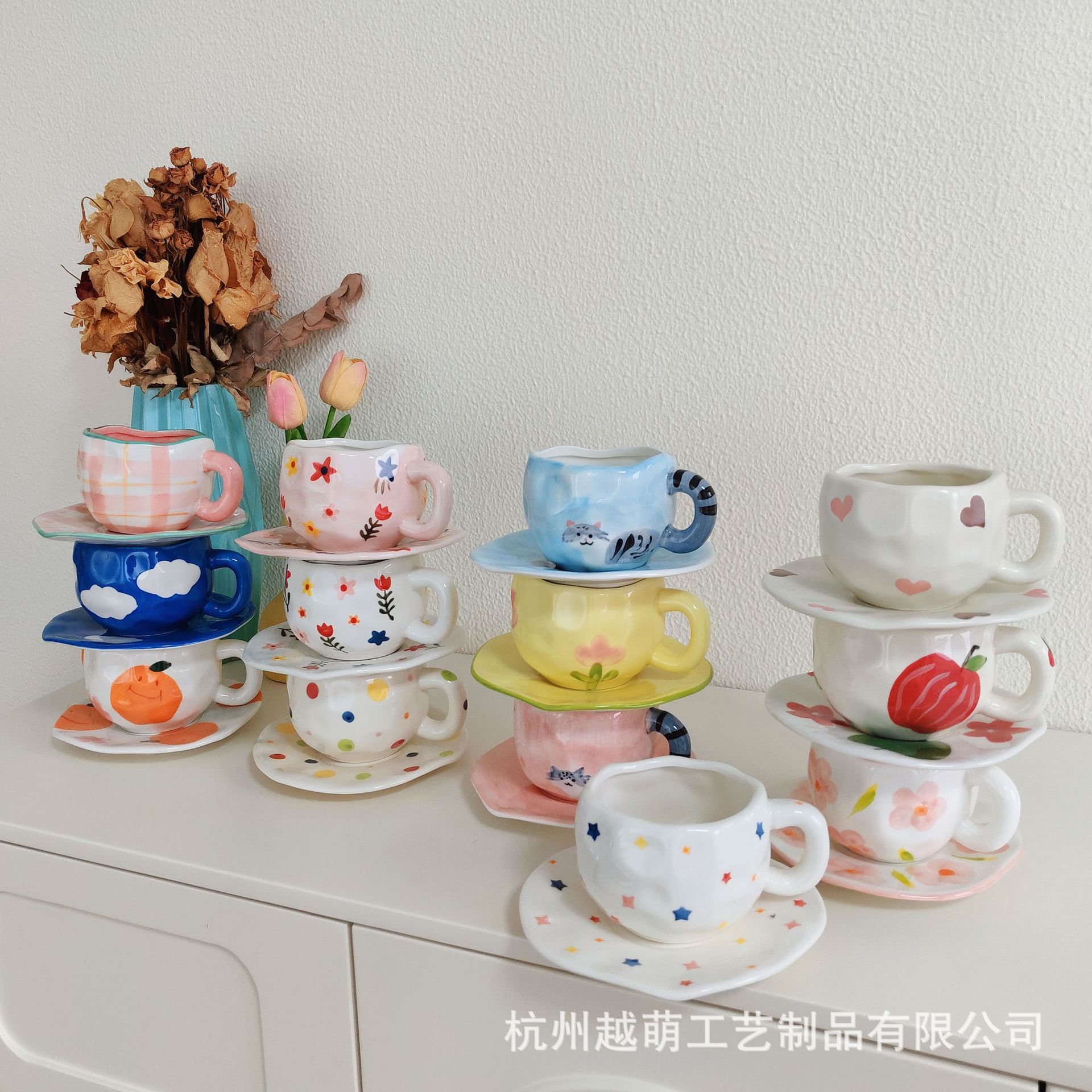 Taza de café de cerámica navideña irregular, linda taza con diseño de flores y corazones pintados a mano, juego de taza y platillo para té de la tarde