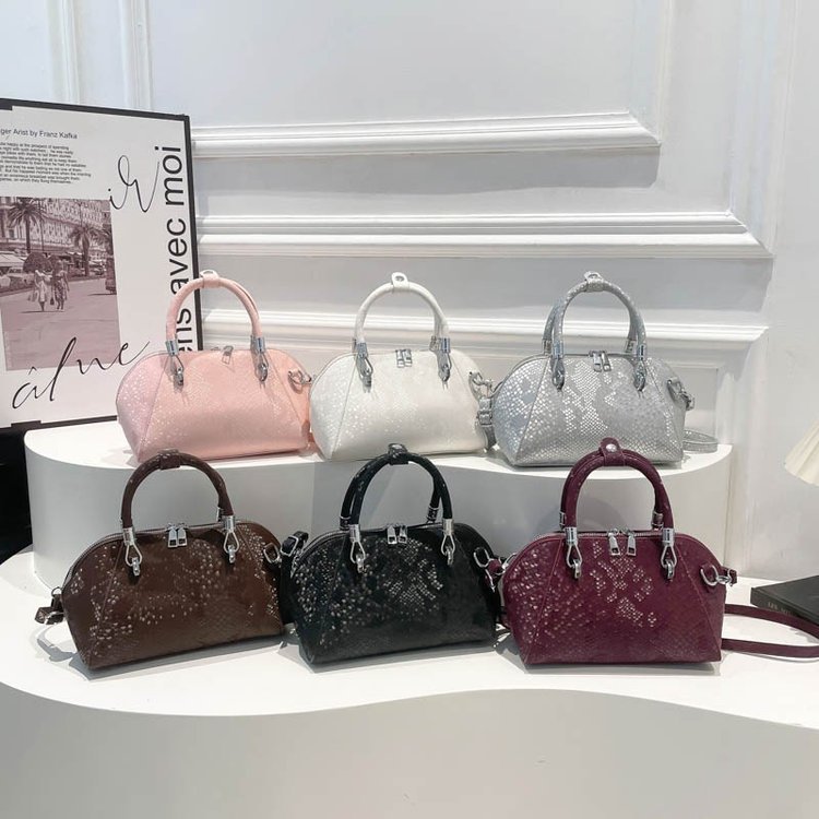 capacious retro fashionable one-shoulder bag