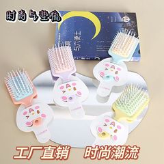 かわいい少女の心のミニの小さい櫛の学生は携帯でエアクッションのエアバッグをマッサージします。