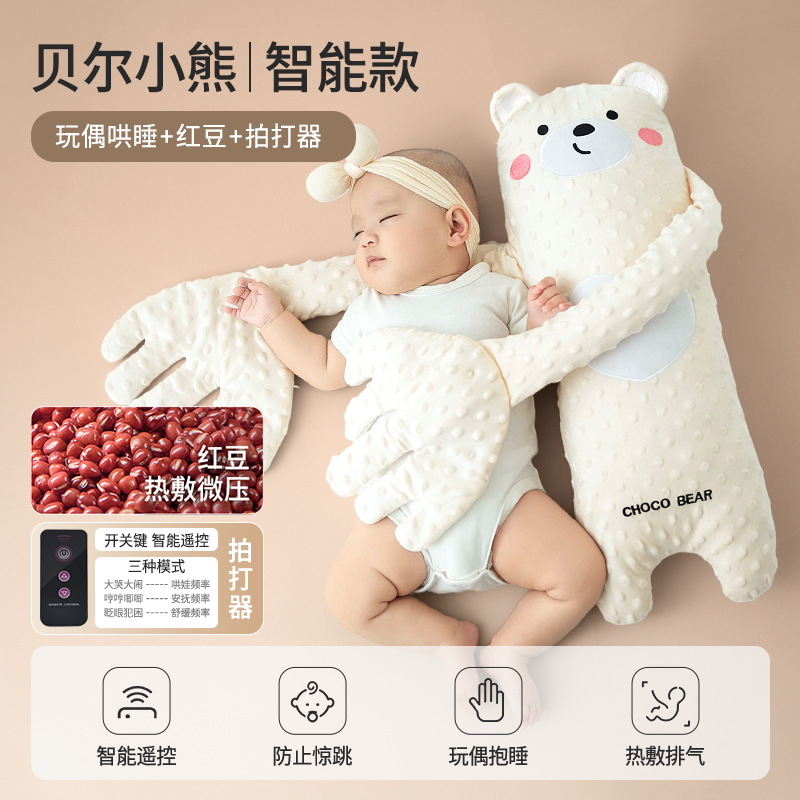 Bebé acariciando el sueño, tranquilizando las palmas, persuadiendo al bebé para que duerma, el bebé se acuesta, persuade al bebé para que se duerma y duerma, bofetada en febrero