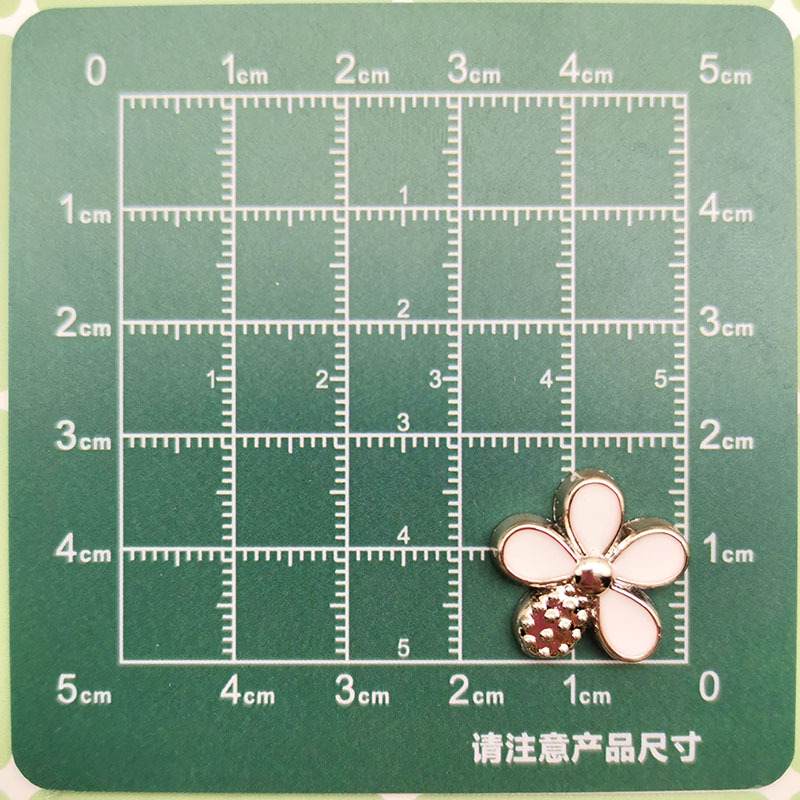 Temperamento de moda blanco y negro pequeño viento fragante cuatro hojas accesorios de plástico corazón de melocotón DIY pinzas de cabello material de ropa de correa