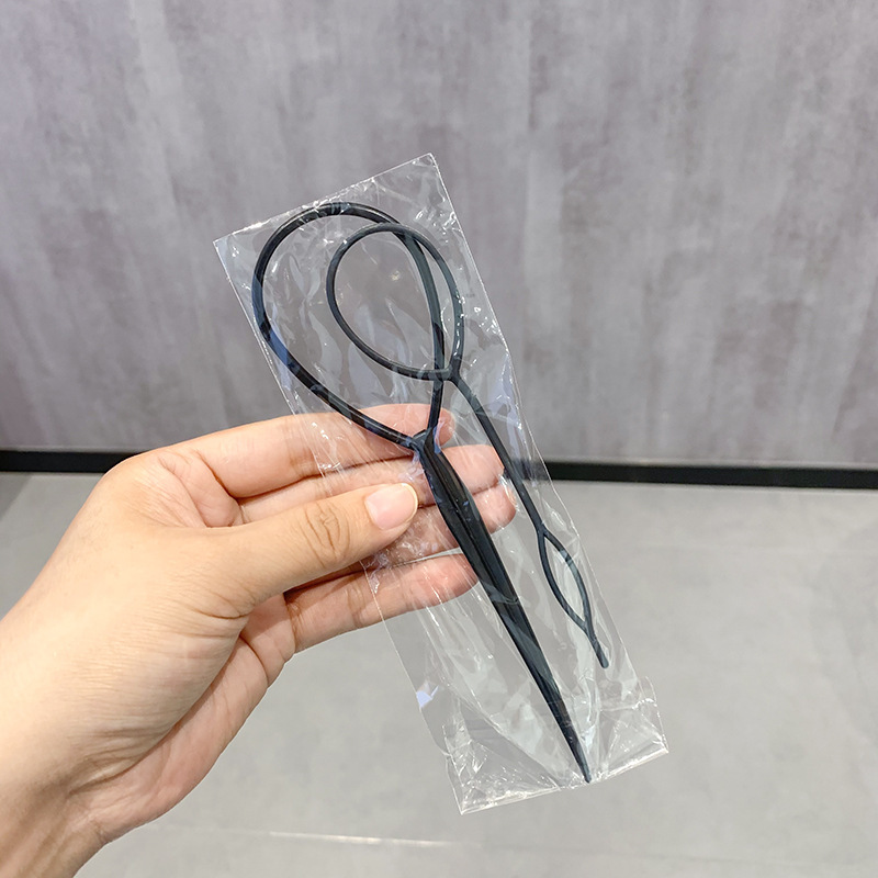 子供の髪の神器の髪を編む針の女の子は髪の毛を取り出して髪を着ます。|undefined
