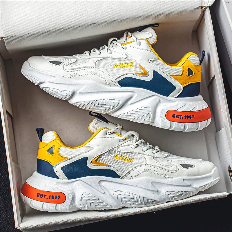 Весной молодежь носит сетчатую повседневную обувь