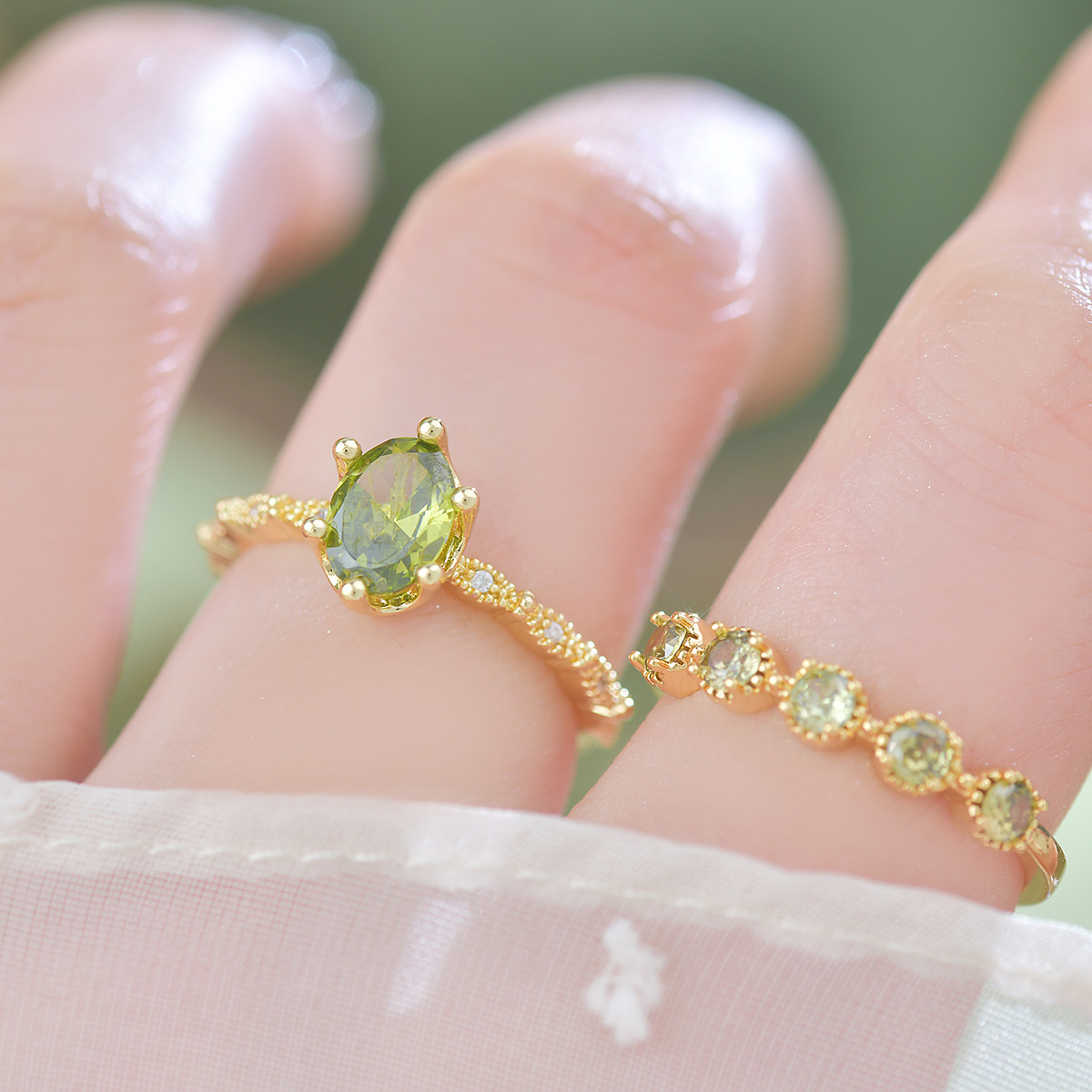 Anello vintage da donna con zircone verde oliva elegante_voghion.com
