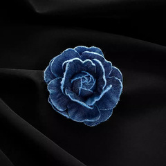 レトロなデニムの布芸のツバキの花のブローチの高級な女性の立体は白い香りの風の胸の花のピンの優雅なアクセサリーを現します。