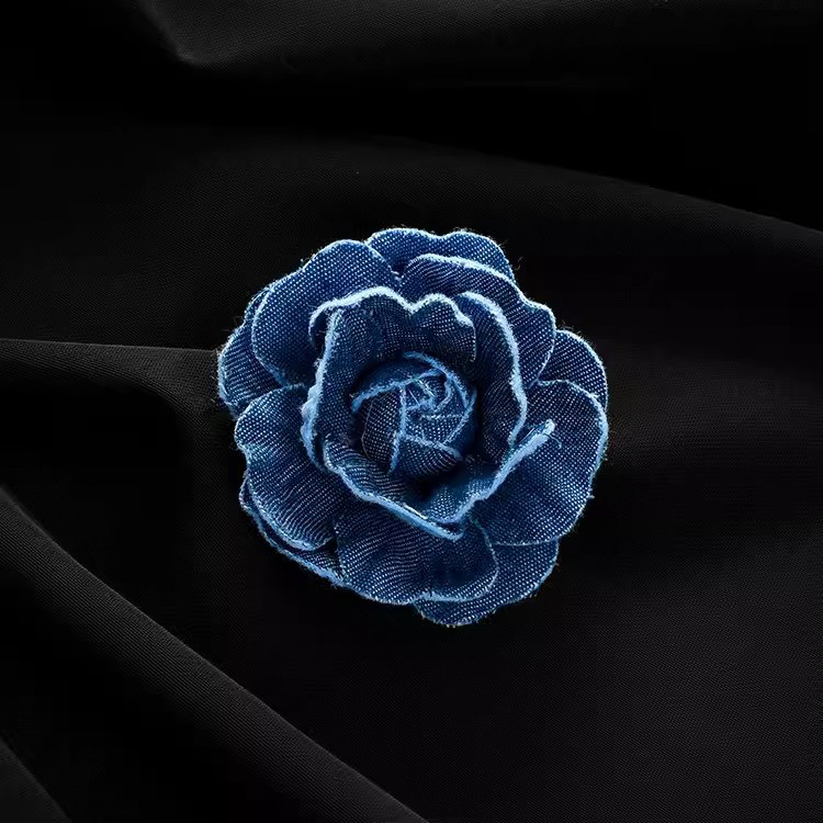 Vintage Denim Fabric Camellia Brooch High-end Women's Three-dimensional White Shown Small Chanel Style Corsage Pin Elegant Accessories