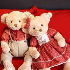 結婚してベッドを押さえます。新婚の子供と一緒に結婚します。