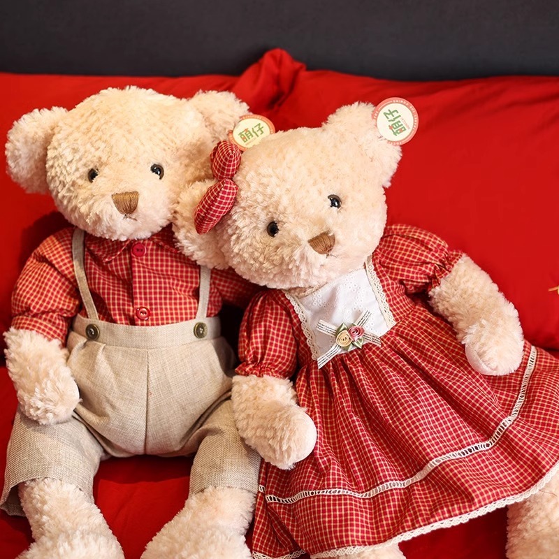 結婚してベッドを押さえます。新婚の子供と一緒に結婚します。|undefined