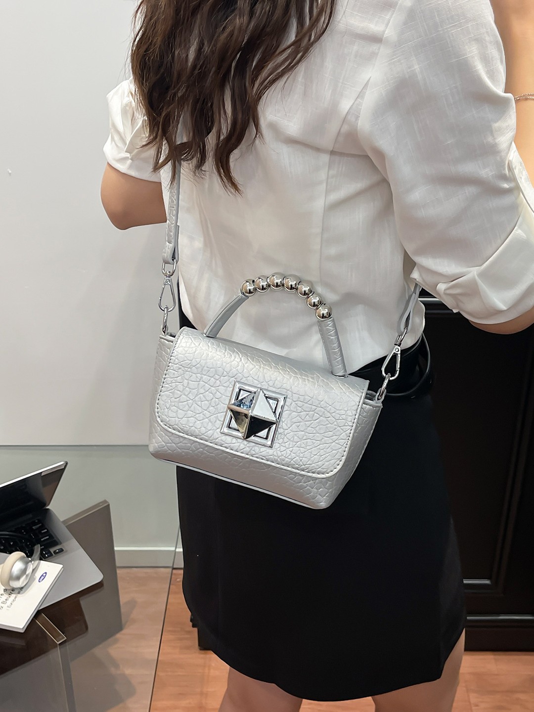 Bolso de mano de moda para mujeres 2026 nuevo estilo universal primavera y verano simple casual estilo coreano alta sensación mochila
