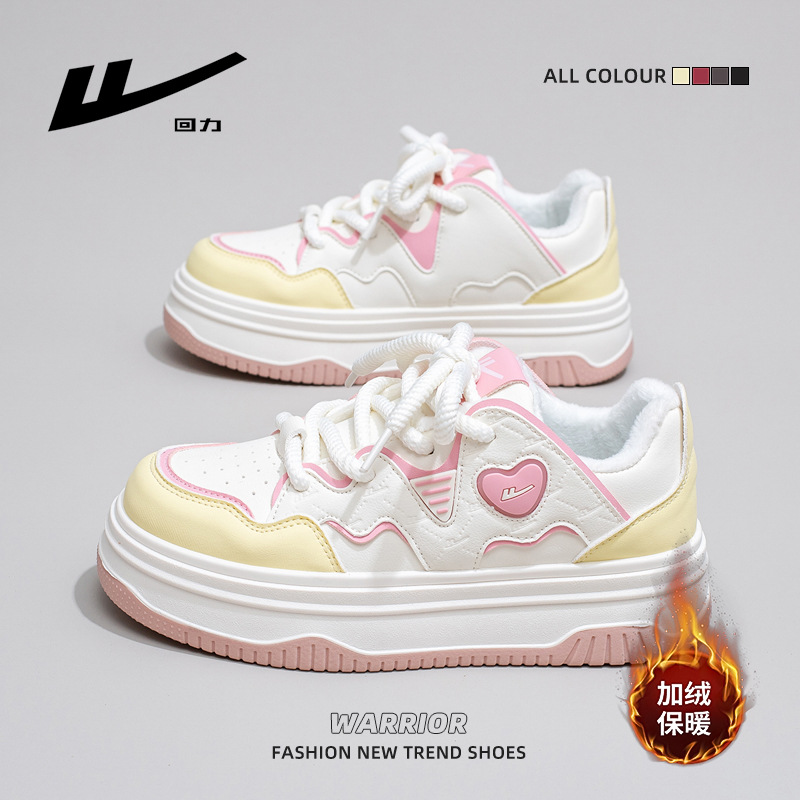 Retorno de terciopelo calentador zapatos de suela gruesa para mujeres nuevos zapatos de algodón de moda de invierno amor zapatos de altura baja zapatos de skate estudiantes de color para mujeres