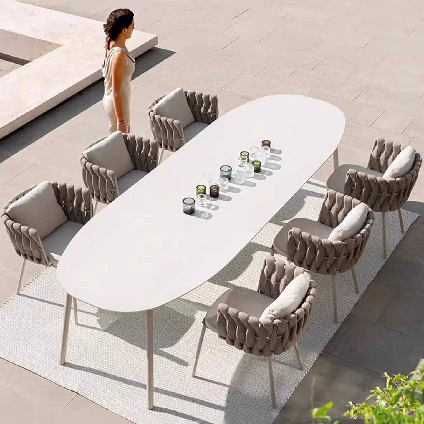 Mesa y silla de patio al aire libre, madera plástica, casa nórdica, patio al aire libre, jardín al aire libre, balcón, combinación de terraza de ocio