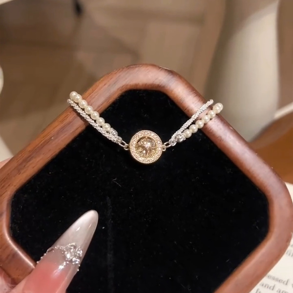 Retro sophisticated elegant bracelet with zircon pearl