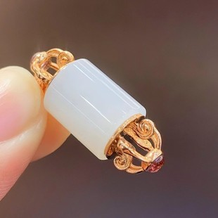 Fubei Diamond Jewelry [18K Gold Straight Hole Inlaid Hetian White Jade Passepartout Pendant] Overall Size Is about 10*27mm