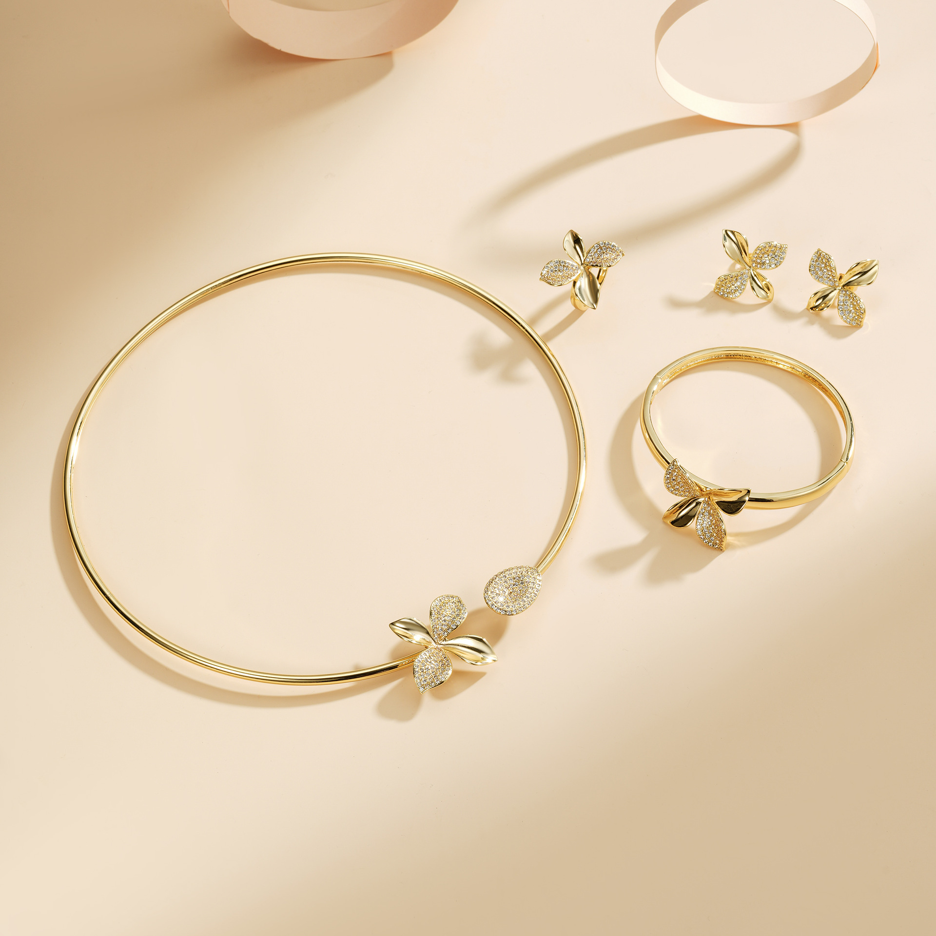 Explosiones transfronterizas ligeras de lujo Seiko textura alta de cuatro hojas flores abiertas collar pulsera anillo pernos set de cuatro piezas