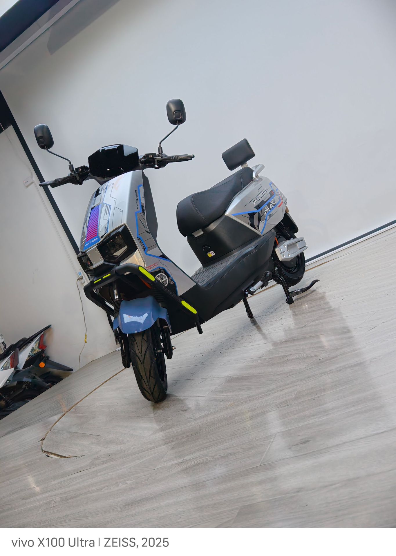 Cross-Border Export of Cangqiong Electric Motorcycles, Commuter Electric Scooters, Electric Vehicles with Long Range and High Power for Delivery Services