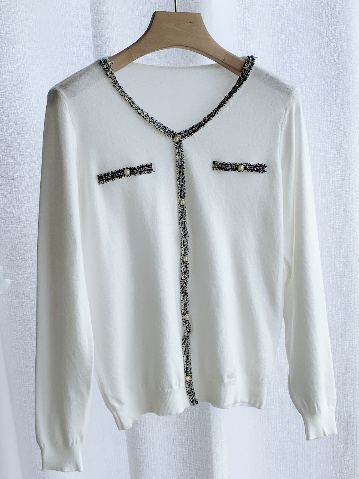 Spring knitted elegant white base body-friendly sweater