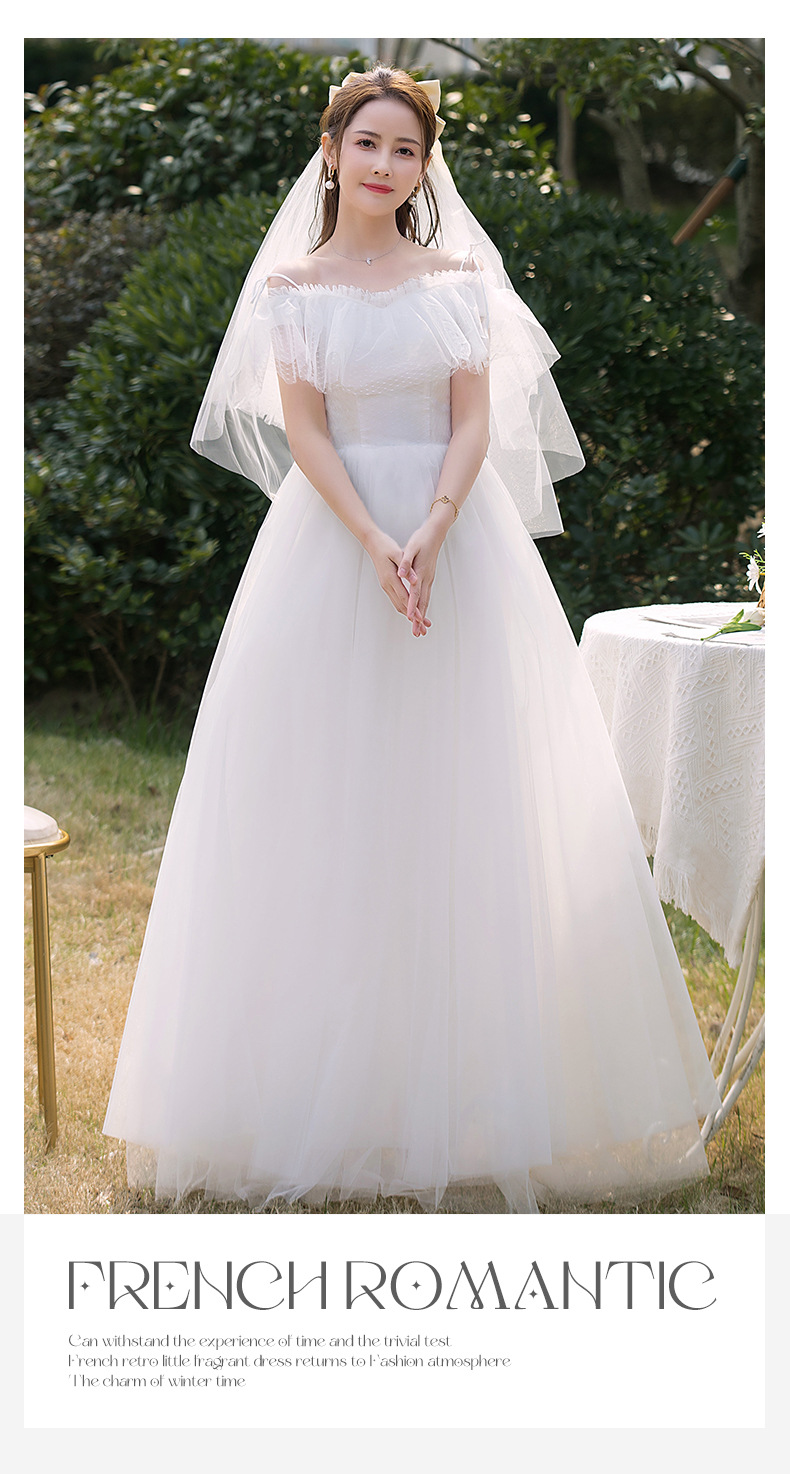 Witte off-shoulder trouwjurk voor een bosbruiloft_voghion.com