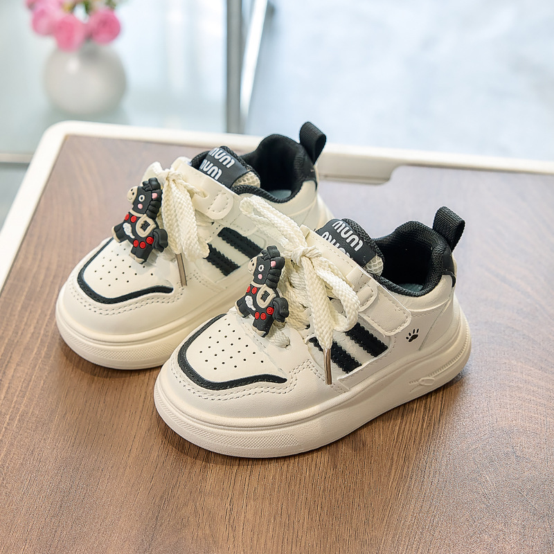 Zapatos de skate para niños y niñas 2026 primavera y otoño lindo pony velcro antideslizante para niños pequeños zapatos blancos casuales zapatos deportivos